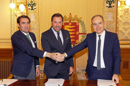 Firma del Convenio de la Sociedad Valladolid Alta Velocidad.-J. M. LOSTAU