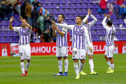 Los jugadores del Real Valladolid aplauden a la afición tras el partido ante el Éibar.-J.M. LOSTAU