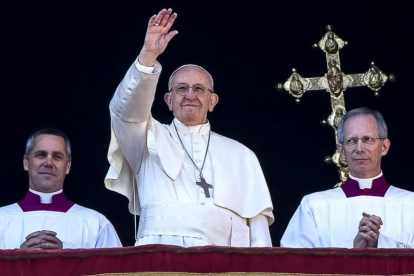El papa Francisco saluda a los fieles en su tradicional mensaje Urbi et Orbi en El Vaticano.-EFE