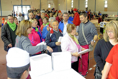 Peñistas hacen cola en el polideportivo municipal para recibir su ración de ‘comida solidaria’-Marta Fernández