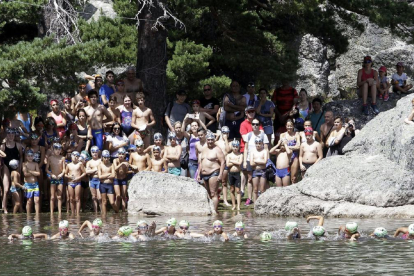 Un grupo de nadadores a la salida de la prueba celebrada ayer en la Laguna Negra de Soria.-LUIS ÁNGEL TEJEDOR