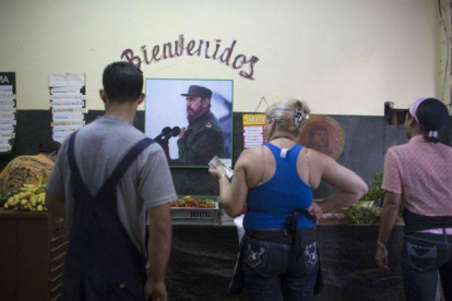 Habitantes de La Habana compran verduras en una tienda, el pasado jueves.-Foto: ALEXANDRE MENEGHINI / REUTERS