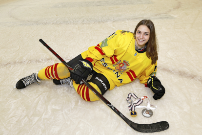 Paula Prado posa con sus dos medallas mundiales -la de línea y la de hielo- con su indumentaria de hockey.  J.M. LOSTAU