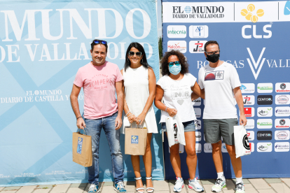 Eva Moro e Ignacio Bengoechea con Margarita Ramos y Javier Rodríguez  campeones y finalistas pádel mixto 4ª categoría / J. M. LOSTAU
