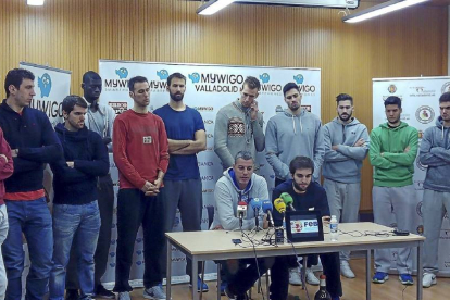 Los jugadores del CB Valladolid arropan a los capitanes Román Montañez e Iván Martínez durante la lectura del comunicado-El Mundo