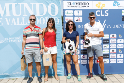 Rebeca Díez y Roberto Sanz con Mercedes García y Carlos Díez, campeones y finalistas  pádel mixto 3ª categoría / J. M. LOSTAU