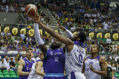 Zunder Palencia - UEMC RV Baloncesto. / S. OTERO