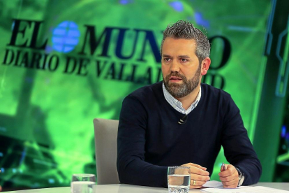 Raúl Santa Eufemia durante ‘La Quinta Esquina’ programa emitido en La 8 de Valladolid.-PHOTOGENIC