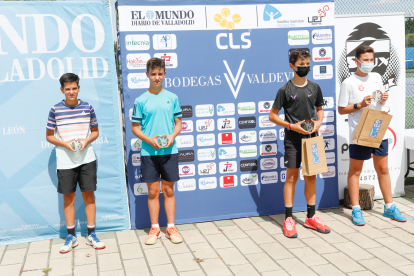 Cristian Carrera, Javier Fernández, Guillermo Frutos y Álvaro González, finalistas y campeones tenis infantil masculino / J. M. LOSTAU