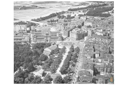 Vista aérea de la plaza de Zorrilla, con la Acera de Recoletos, la Academia de Caballería, el Teatro Pradera y otros edificios desaparecidos en 1958. ARCHIVO MUNICIPAL DE VALLADOLID