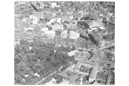 Vista aérea de la plaza de Colón con la Acera de Recoletos, el convento y otros edificios desaparecidos en 1958. ARCHIVO MUNICIPAL DE VALLADOLID