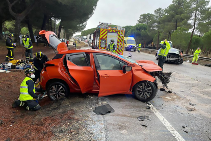 Un muerto y dos heridos tras el choque de dos turismos en la carretera N-122 en Traspinedo (Valladolid). ICAL