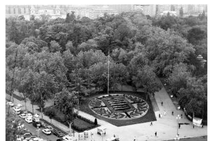 Vista aérea del escudo floral de la ciudad de Valladolid a la entrada del Campo Grande en 1986. ARCHIVO MUNICIPAL DE VALLADOLID