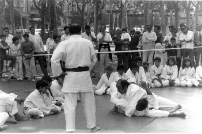 Exhibición de judo en el aparcamiento en la Acera de Recoletos en 1987. ARCHIVO MUNICIPAL DE VALLADOLID