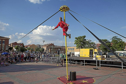 Iván Alone, de la compañía Circo Activo, realiza una acrobacia en el mástil chino durante la última jornada del fe-José C. Castillo
