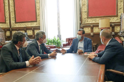 El alcalde de Valladolid, Óscar Puente, se reúne con el presidente de Eurocaja Rural, Javier López Martín. - ICAL