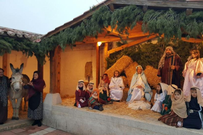 Vecinos de Fresno representaron a la Virgen María y a San José con el Ángel anunciador y el niño Jesús.-EL MUNDO