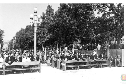 Misa al aire libre en la Acera de Recoletos en 1967. ARCHIVO MUNICIPAL DE VALLADOLID