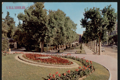 Reloj floral en el paseo central del Campo Grande en 1970. ARCHIVO MUNICIPAL DE VALLADOLID
