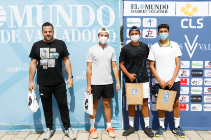 Alfonso Fernández y Nicolás Alonso con Alberto Santos y Marco García, finalistas y campeones pádel 3º categoría / J. M. LOSTAU