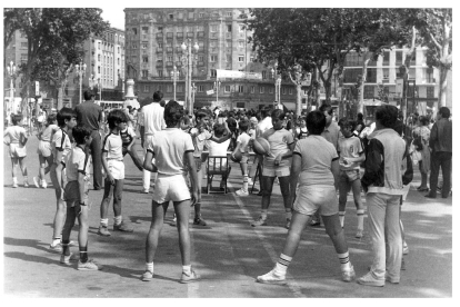 Niños en actividades deportivas en el aparcamiento en la Acera de Recoletos en 1987. ARCHIVO MUNICIPAL DE VALLADOLID