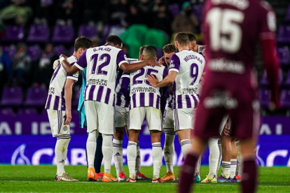 Los jugadores del real Valladolid hacen corro tras el gol encajado ante La Real B. / IÑAKI SOLA / RVCF