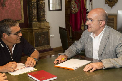 Arturo Fernández, alcalde de Cabezón de Pisuerga, y Jesús Julio Carnero, durante su reunión en la Diputación.-EM
