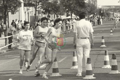 Varias atletas durante una competición en la Acera de Recoletos (1990). ARCHIVO MUNICIPAL DE VALLADOLID