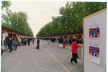1ª Feria de Artesanía en Valladolid en el aparcamiento en la Acera de Recoletos (1993). ARCHIVO MUNICIPAL DE VALLADOLID