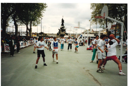 Torneo de baloncesto en el aparcamiento en la Acera de Recoletos (1993). ARCHIVO MUNICIPAL DE VALLADOLID