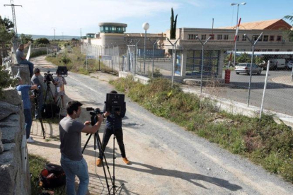 Periodistas en los accesos a la prisión de Brieva (Ávila).-RAÚL SANCHIDRIAN