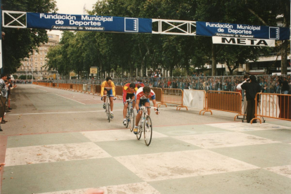 Deportes varios en el aparcamiento en la Acera de Recoletos (1994). ARCHIVO MUNICIPAL DE VALLADOLID