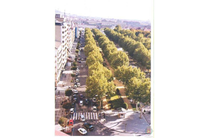 Vista en picado de la Acera de Recoletos en 2000. ARCHIVO MUNICIPAL DE VALLADOLID