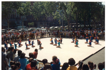 Exhibición de gimnasia rítmica en el aparcamiento en la Acera de Recoletos en 1987. ARCHIVO MUNICIPAL DE VALLADOLID