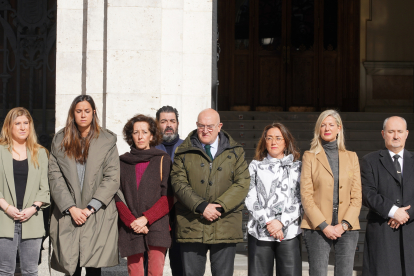 Minuto de silencio por los guardias civiles de Barbate en la plaza Mayor de Valladolid - ICAL