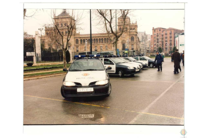 Presentación de coches de la policía municipal en el aparcamiento en la Acera de Recoletos (1998). ARCHIVO MUNICIPAL DE VALLADOLID