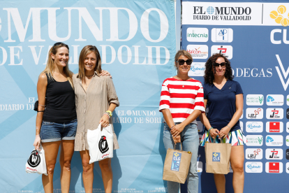 Silvia Rueda y Ana Díez, con Mercedes García y Tania García, finalista y campeonas pádel 4ª categoría / J. M. LOSTAU