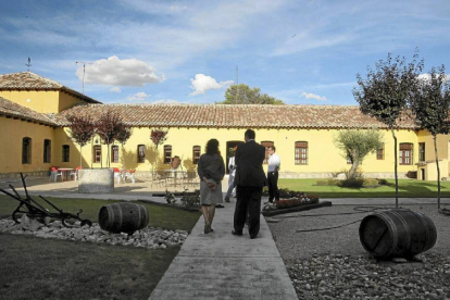 Visitantes a la entrada de una casa rural de Mucientes (Valladolid)-Carlos Espeso