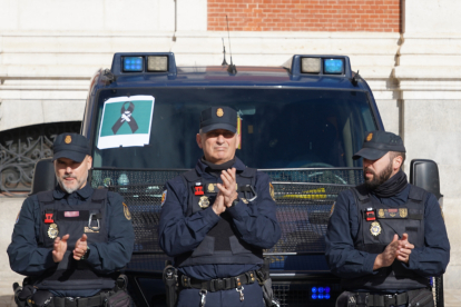 Minuto de silencio por los guardias civiles de Barbate en la plaza Mayor de Valladolid - ICAL