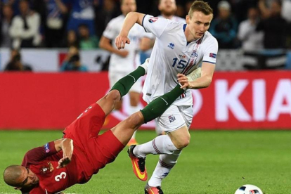 El defensa de Portugal Pepe comete una fea entrada ante el islandés Bodvarsson durante el partido de anoche en Saint Etienne-FRANCISCO LEONG / AFP