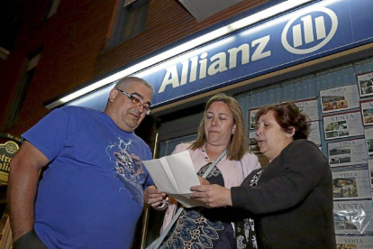 Andrés Adán, María Teresa Ares y Pilar Sánchez, delante de la oficina de Allianz, en la Flecha.-Alberto Mingueza