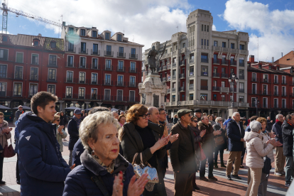 Minuto de silencio por los guardias civiles de Barbate en la plaza Mayor de Valladolid - ICAL