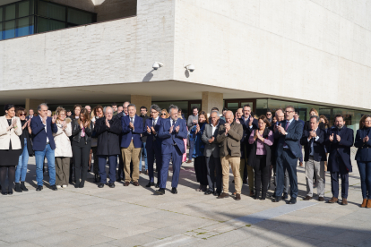 Minuto de silencio por los guardias civiles de Barbate en las Cortes de Castilla y León en Valladolid - ICAL