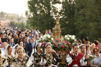 Tradicional ofrenda floral a la Virgen De la Vega patrona de la ciudad.-ICAL