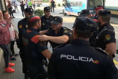 Mossos y Policias se abrazan en Pineda ante la marcha de estos últimos-EL PERIÓDICO