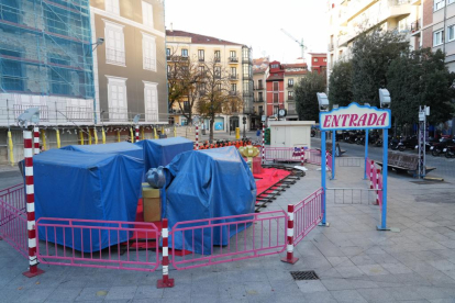 Tren navideño en la plaza de Portugalete de Valladolid. -J.M. LOSTAU