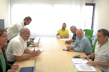 Francisco Igea, a la izquierda, frente a Faustino Temprano y Vicente Andrés, en la reunión mantenida ayer.-ICAL