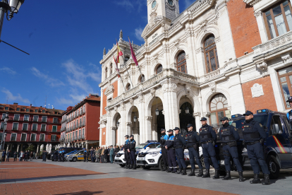 Minuto de silencio por los guardias civiles de Barbate en la plaza Mayor de Valladolid - ICAL