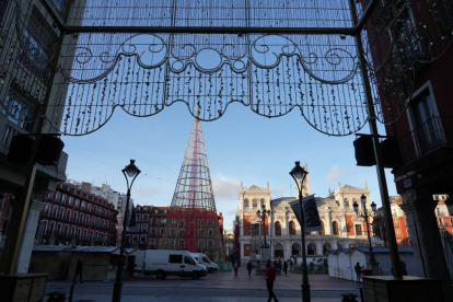 Decoración de Navidad en la plaza Mayor de Valladolid. -J.M. LOSTAU