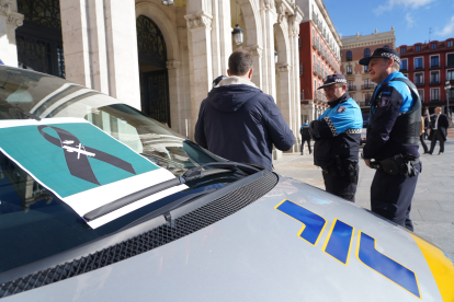 Minuto de silencio por los guardias civiles de Barbate en la plaza Mayor de Valladolid - ICAL